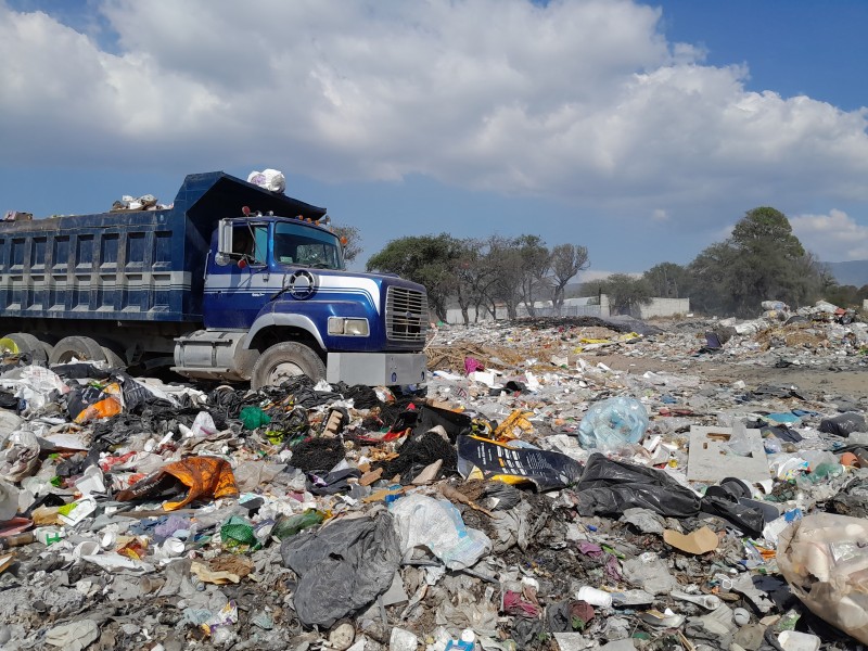Santiago Miahuatlán: tras incendio de basurero retienen camión