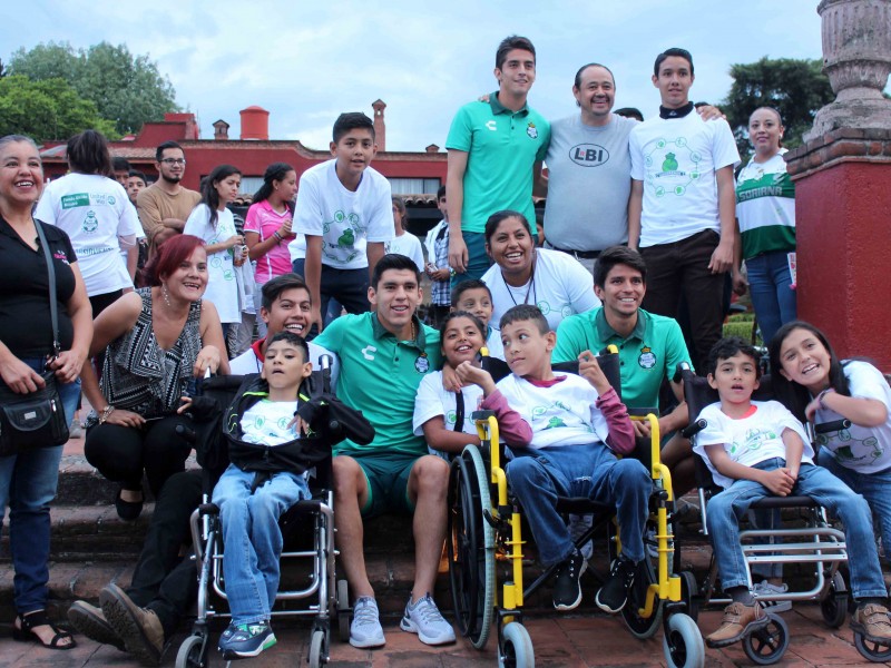 Santistas conviven con niños discapacitados