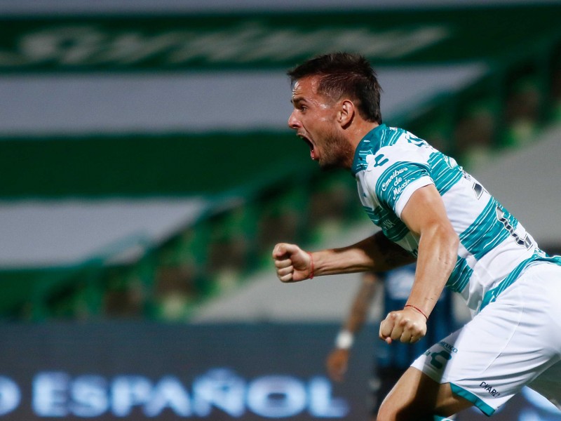 Santos gana a Querétaro y respira en el torneo