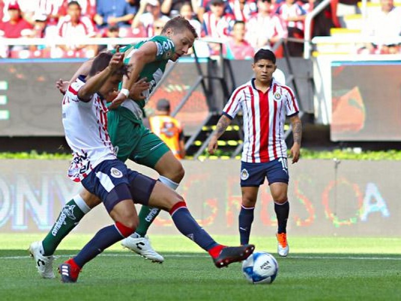 Santos gana a unas vulnerables Chivas