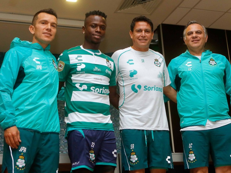 Santos Laguna se declara completo