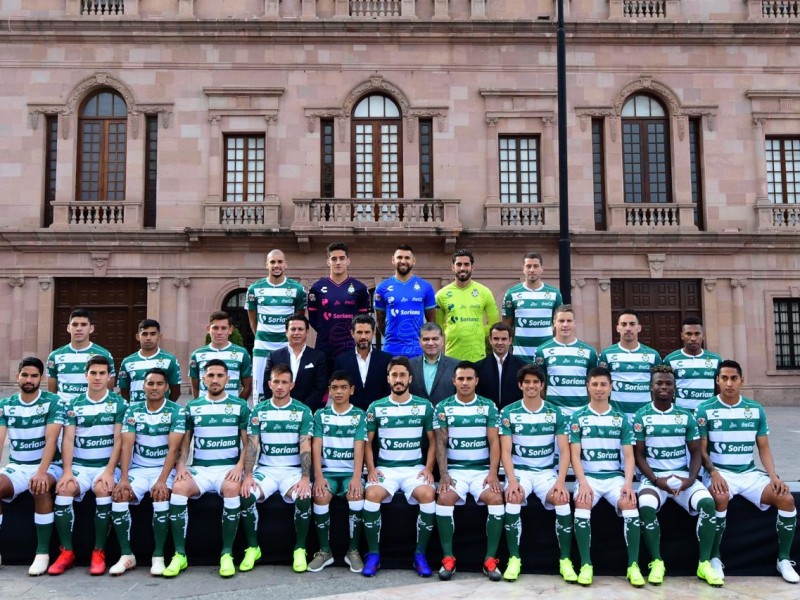 Santos Laguna se toma foto oficial en Saltillo