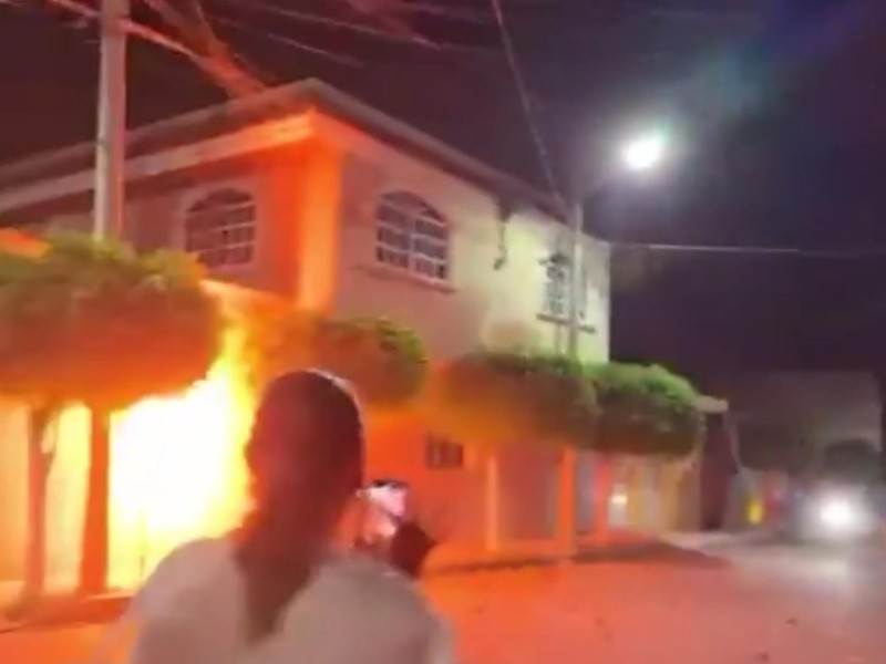 Saquean e incendia vivienda de agresores de ambulante en Tehuacán