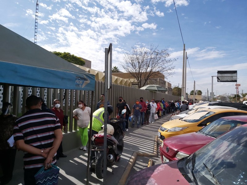 Saturación en farmacia del IMSS desquicia a derechohabientes en Torreón