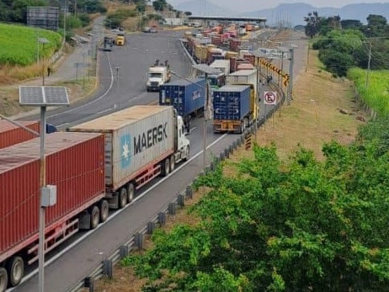 Saturada la autopista en desviación de carretera libre hacia Guadalajara