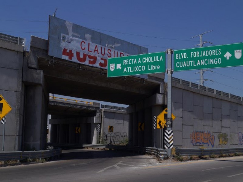 Autoridades clausuran anuncios espectaculares en Puebla