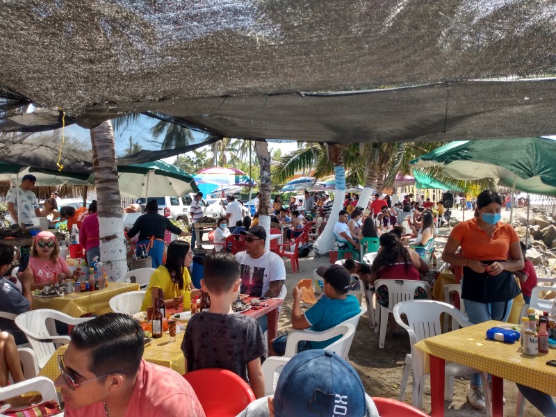 Se abarrotan negocios y playas de San Blas