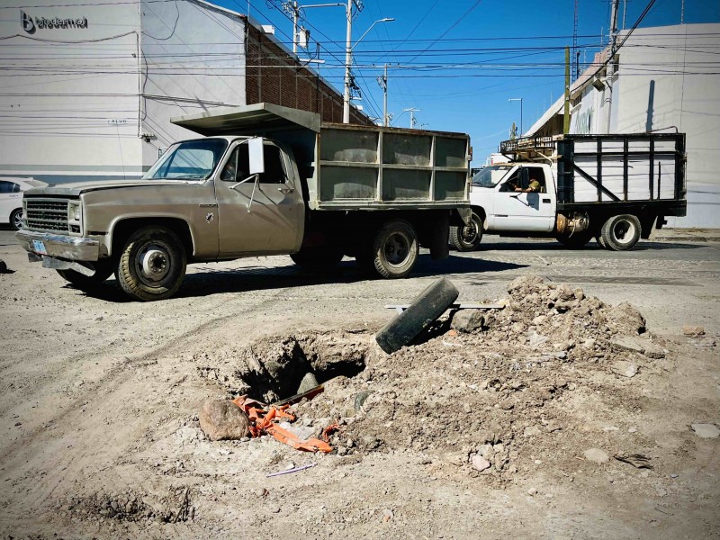 Se abre peligroso socavón en Colonia Peñitas