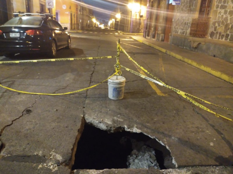 Se abre socavón en calle Corregidora