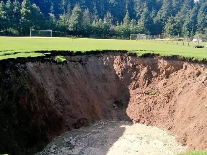 Se abre socavón en campo de Fútbol