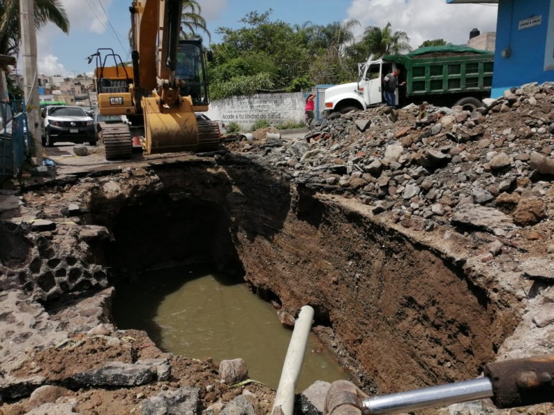 Se abre socavón en colonia Acayapan