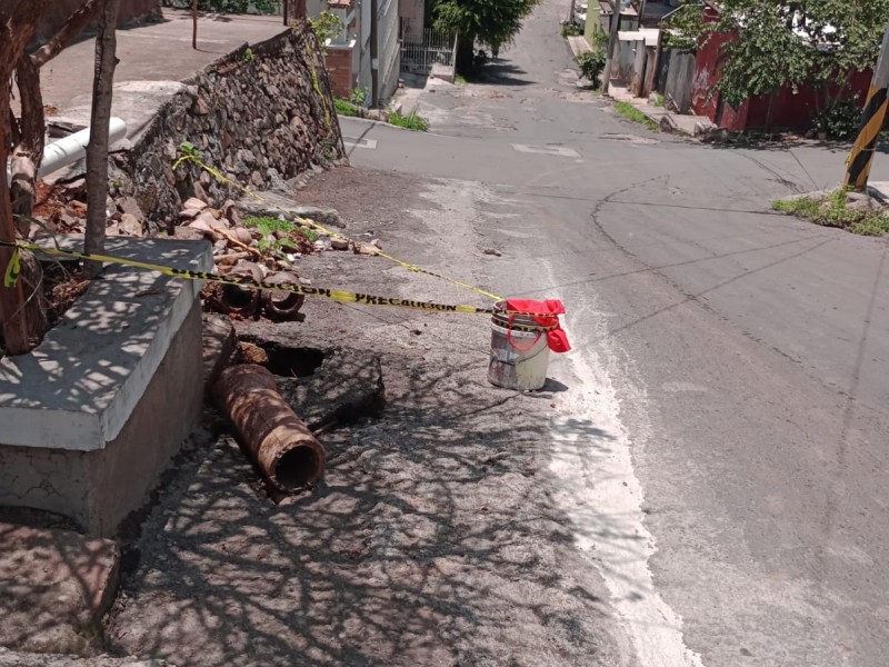 Se abre socavón en colonia Guadalupana en Compostela