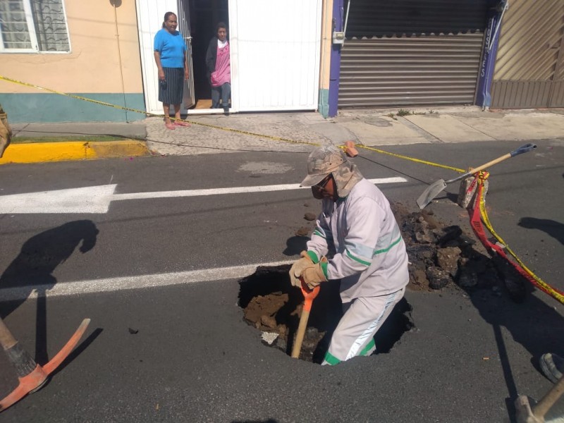 Se abre socavón en colonia Morelos