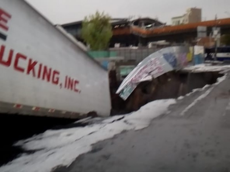 Se abre socavón en Oceanía; cae trailer