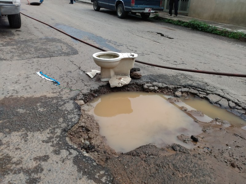 Se abren zanjas en la calle Salvador Gamíz