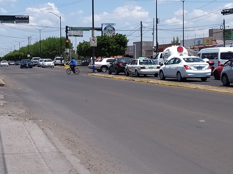 Se acaba asfalto y abundan baches