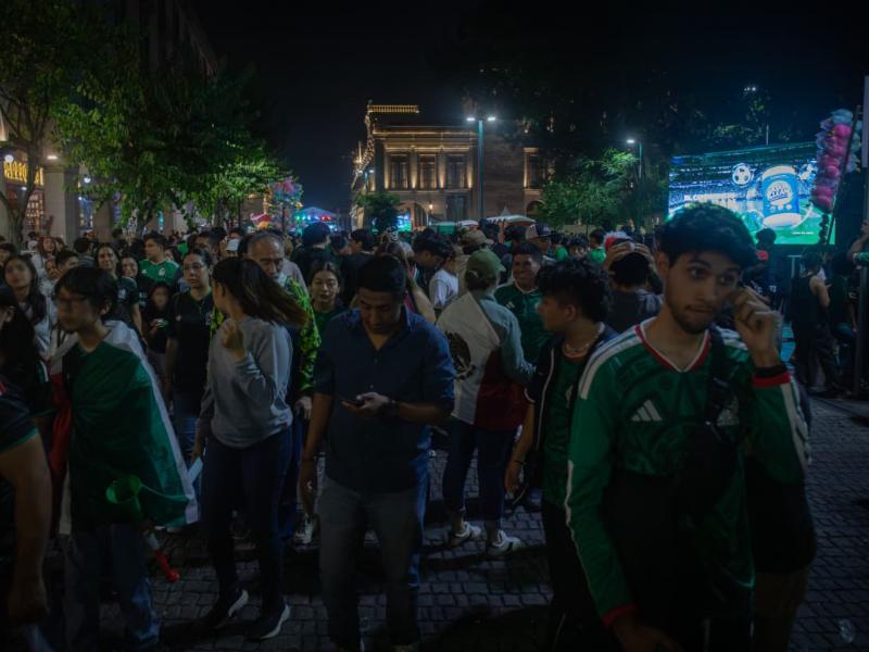 Se acabó la fiesta: xalapeños abandonan Plaza Lerdo tras derrota del Tri