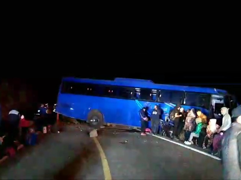 Se accidenta camión con jornaleros en Cuesta del infierno