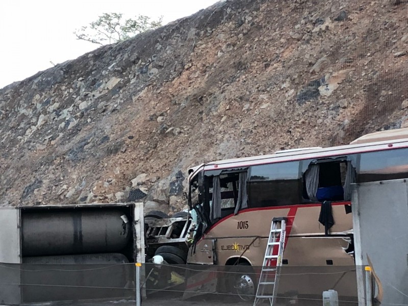 Se accidenta camión de pasajeros, fallece conductor