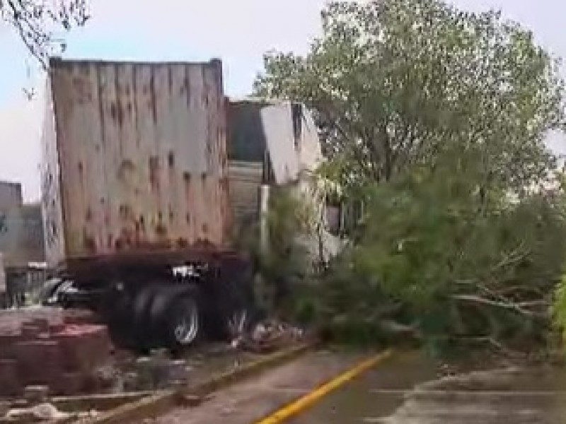 Se accidenta tráiler en libramiento Ejército Mexicano