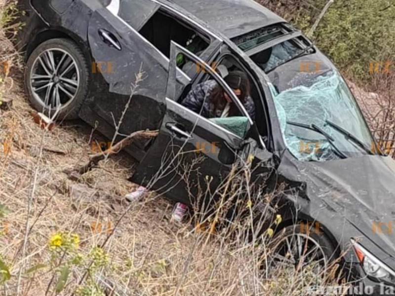 Se accidenta una pareja en la presa del Oviachic