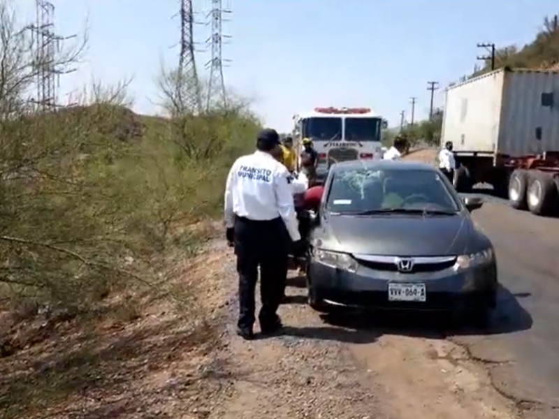 Se accidenta vehículo y árboles evitan volcamiento