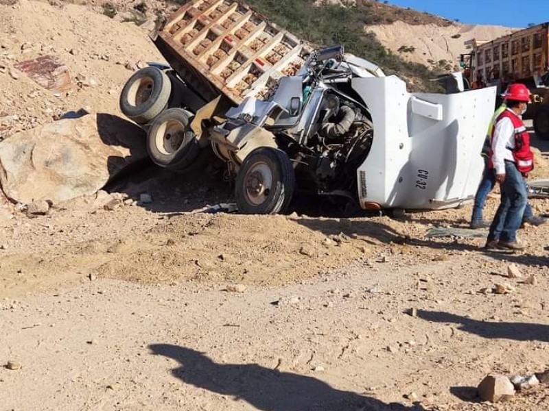 Se accidenta volteo en la construcción del rompeolas