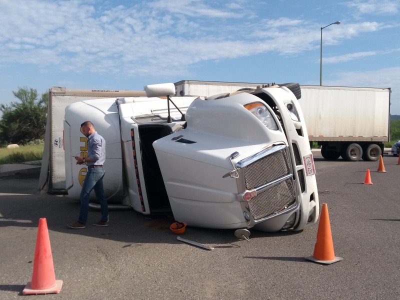 Se acuesta camión cargado con cemento