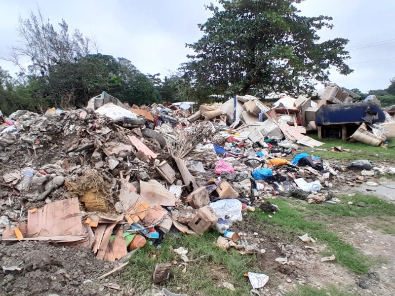 Se acumula la basura en Ejido Juana Moza