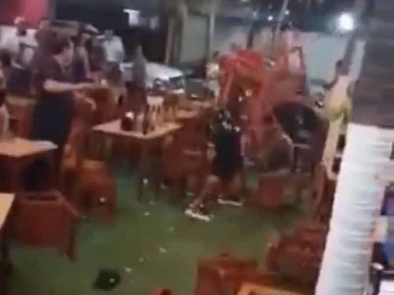 Se agarran a sillazos en bar de Boca del Río