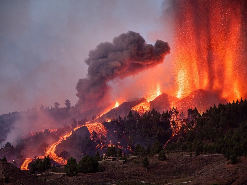 Se agrava la actividad explosiva del volcán Cumbre Vieja