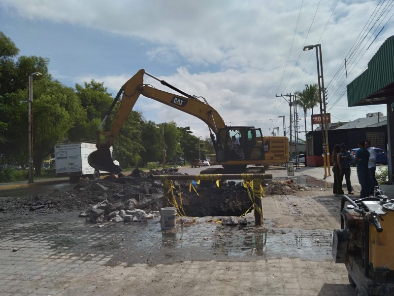 Se agrava la situación del socavón de avenida proyecto