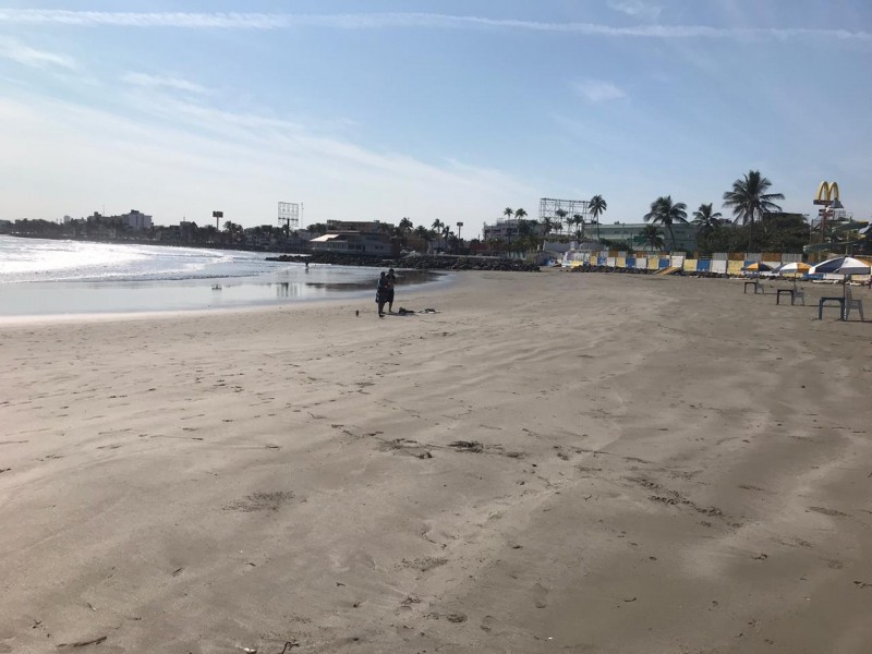 Se aleja el mar varios metros de las playas