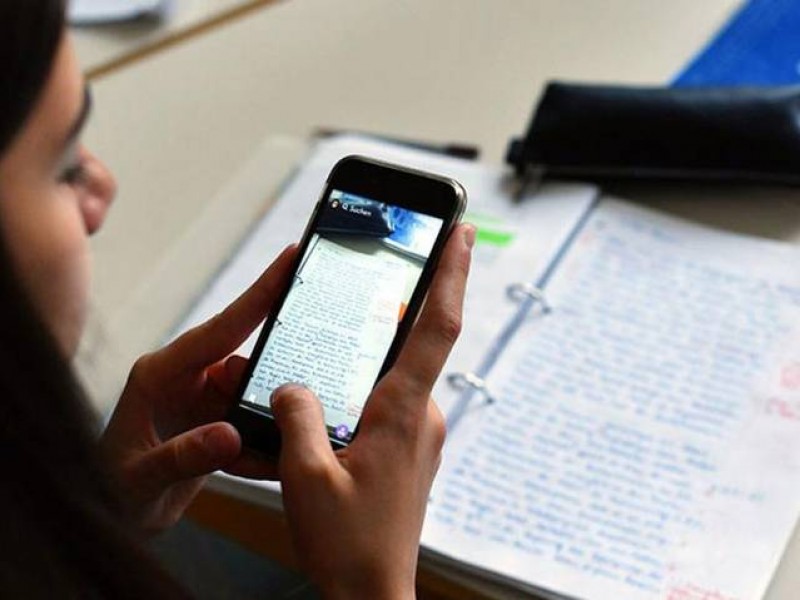 Se analiza restringir celulares en las aulas