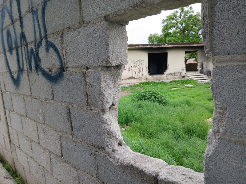 Se apropian de casa haciendo un boquete en la pared