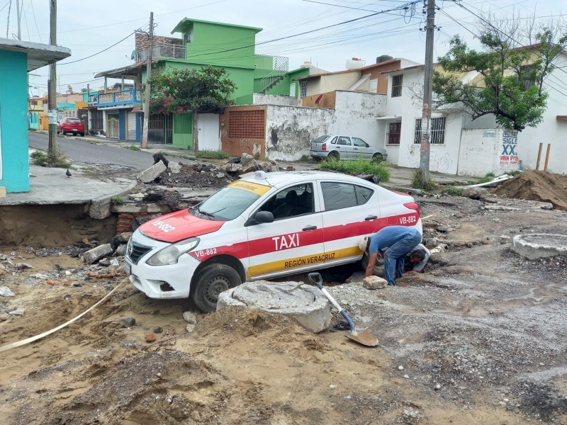 Se atora taxi al circular por calle donde realizan obra