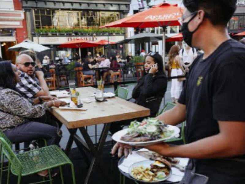 Se autoregulan restauranteros para evitar rebrote