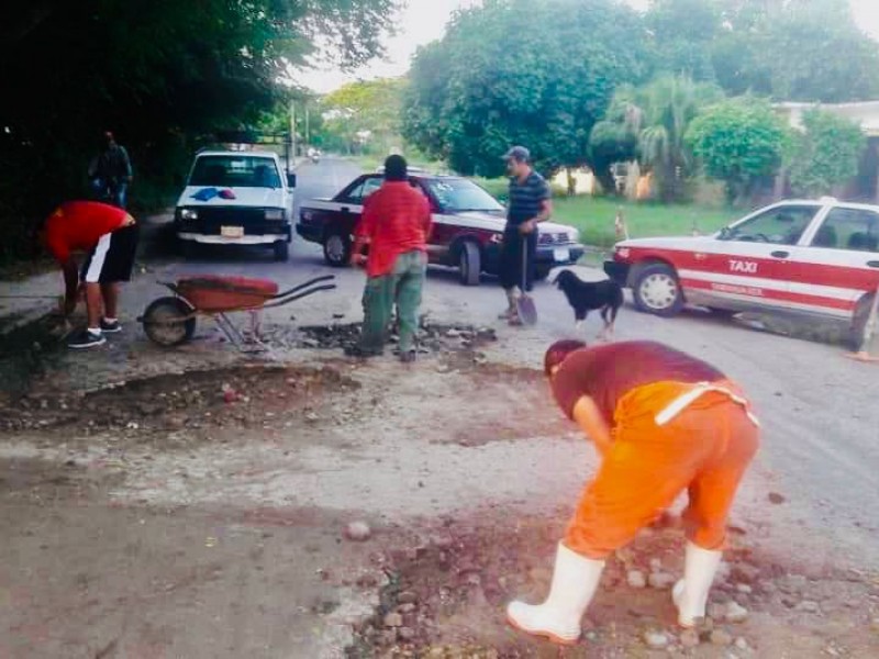 Se bajan del taxi para bachear las calles