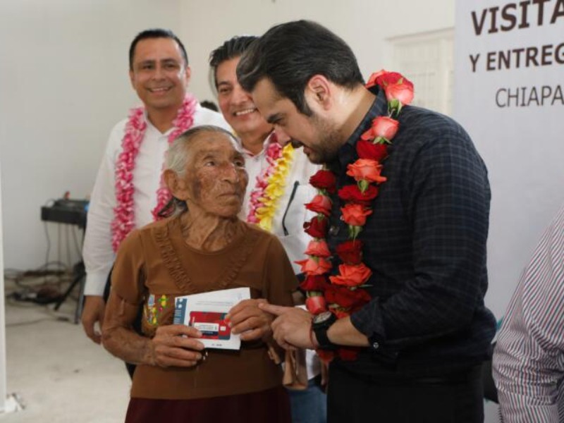 Se benefician 189 personas con Beca 