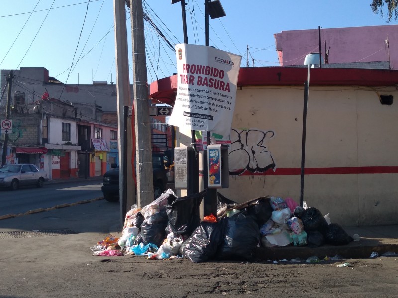 Se burlan de letrero que prohíbe tirar basura