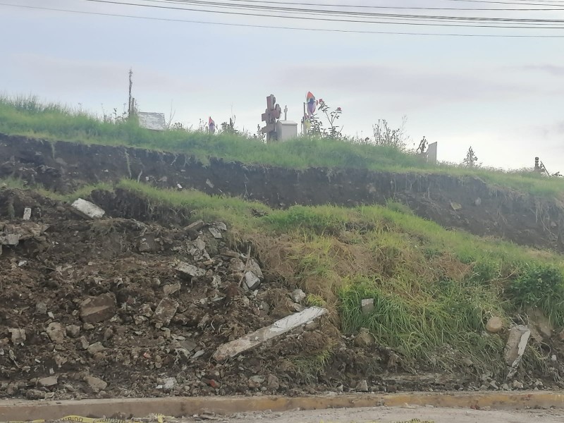 Se cae barda de panteón y tumbas quedan descubiertas