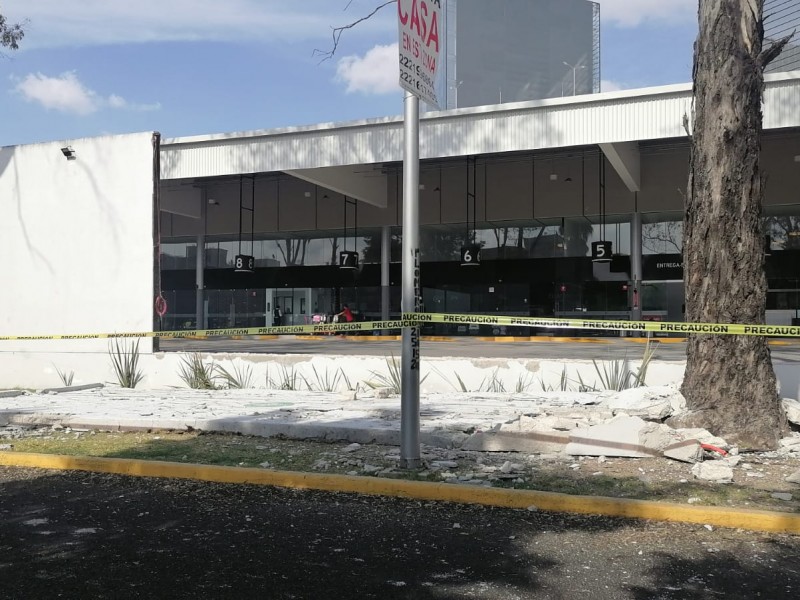 Se cae barda de Paseo Destino