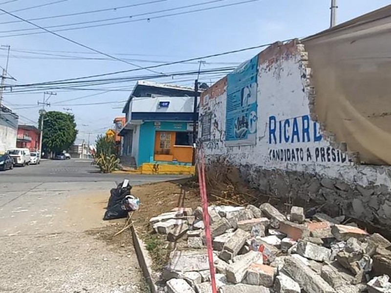 Se cae barda de vivienda en Momoxpan