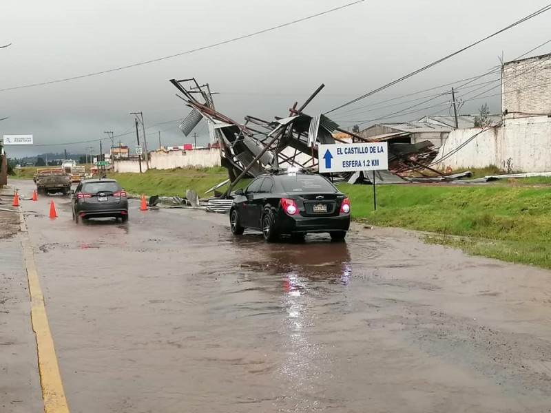 Se cae espectacular y poste por lluvia en Chignahuapan