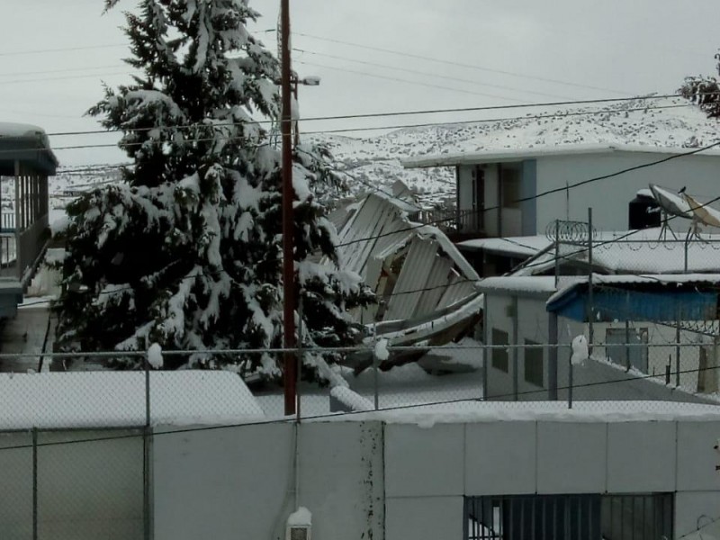 Se cae otra techumbre por peso de nieve