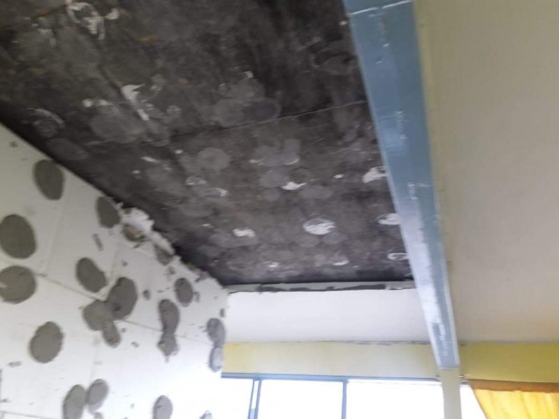 Se cae plafón de techo en primaria