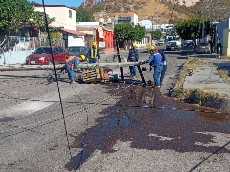 Se caen postes en las villas por fuertes vientos