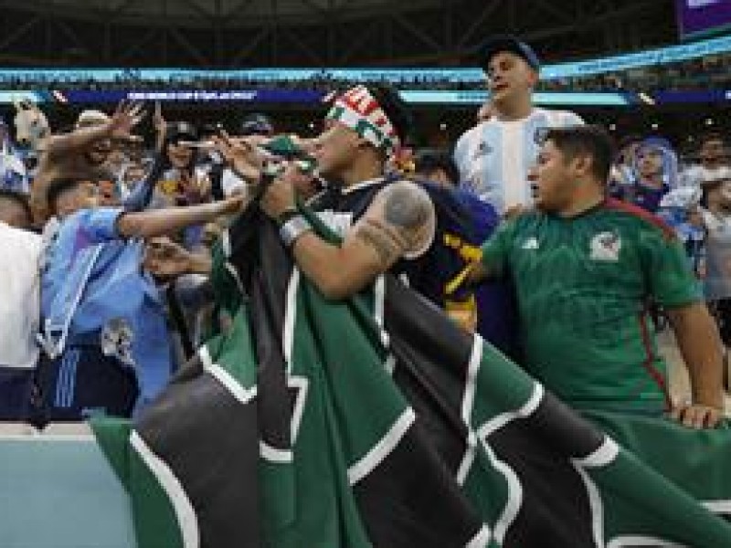 Se caldean los ánimos entre fanáticos argentinos y mexicanos