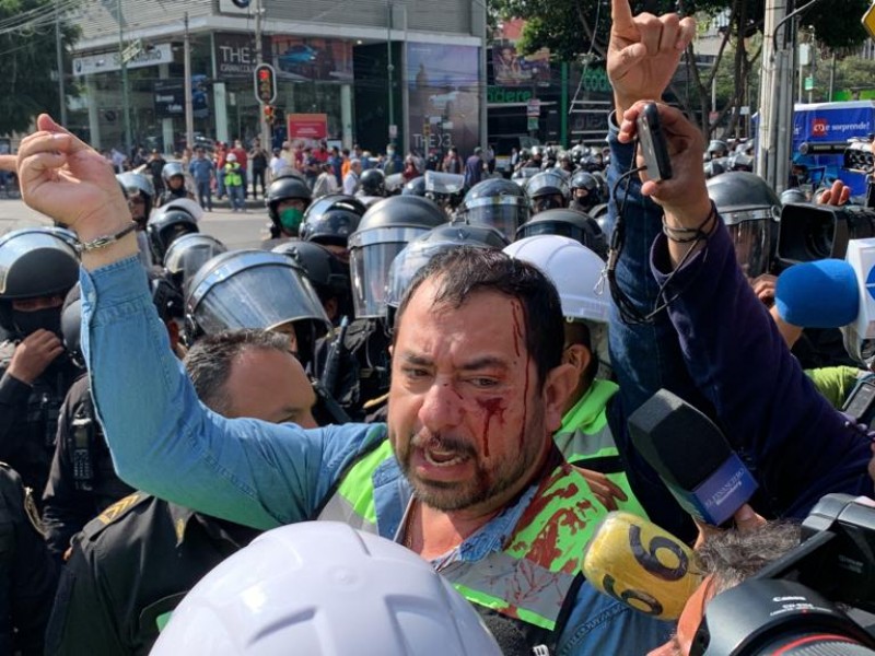 ¡Se calientan los ánimos! VIOLENTO desalojo por bloqueo de gaseros