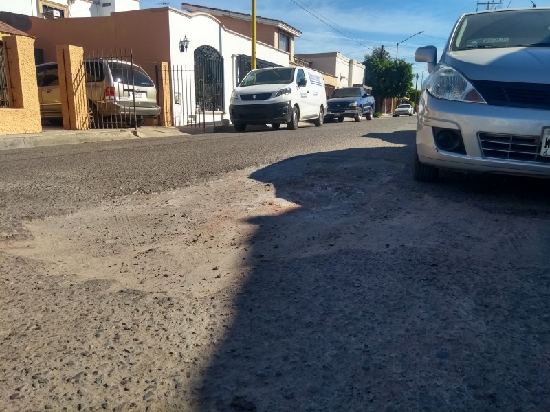 Se cansan de esperar, tapan baches con tierra